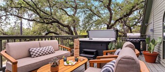 Downtown Wimberley Treehouse Retreat with Hot Tub