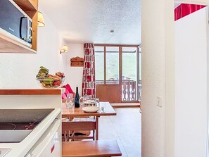 Refrigerador, microondas y utensilios de cocina 
