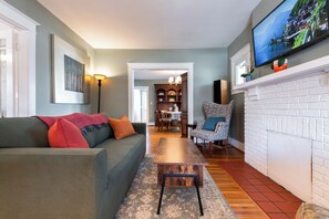 TV connectée, livres, médiathèque, chaîne hi-fi