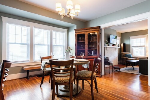 7 min to KY Derby-Sleeps 10! Fitness Room, Fully Fenced Yard