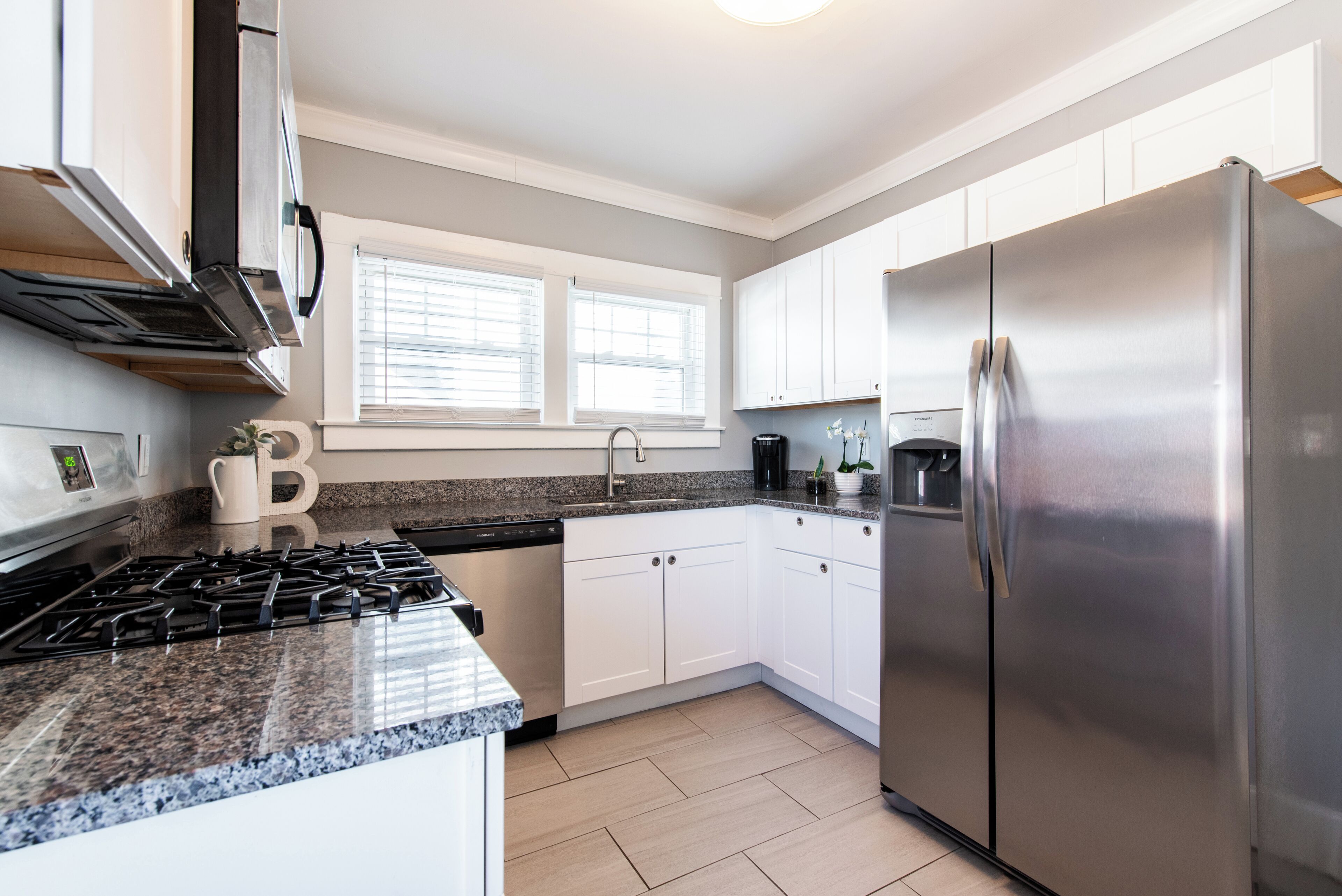 Een magnetron, een oven, een kookplaat, een vaatwasser