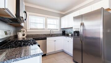 Een magnetron, een oven, een kookplaat, een vaatwasser