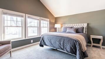 4 slaapkamers, een bureau, een strijkplank/strijkijzer, wifi