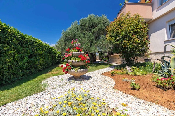 Property grounds - Holiday apartment with beautiful garden (Punat)