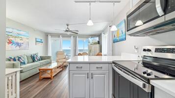 Refrigerador, microondas, horno y parrilla de estufa