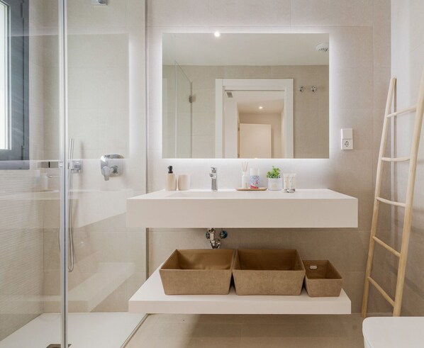 Bruser, hårtørrer, håndklæder, Shampoo