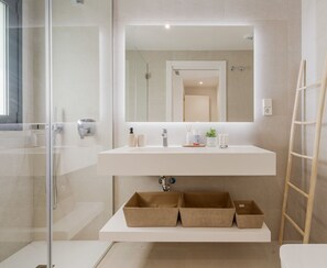 Shower, hair dryer, towels, shampoo