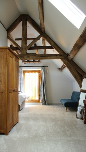 5 habitaciones, escritorio y tabla de planchar con plancha 