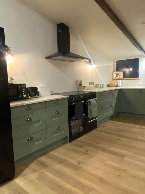 ثلاجة، ميكروويف، فرن، موقد طهي مسطح