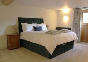 5 bedrooms, desk, iron/ironing board, free WiFi