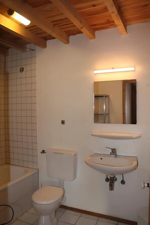 Douche, sĂšche-cheveux, serviettes fournies, papier toilette