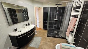 Dusche, Haartrockner, Shampoo