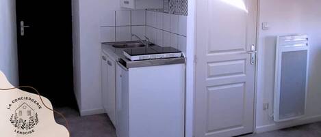 Kühlschrank, Mikrowelle, Herdplatte, Wasserkocher mit Kaffee-/Teezubehör