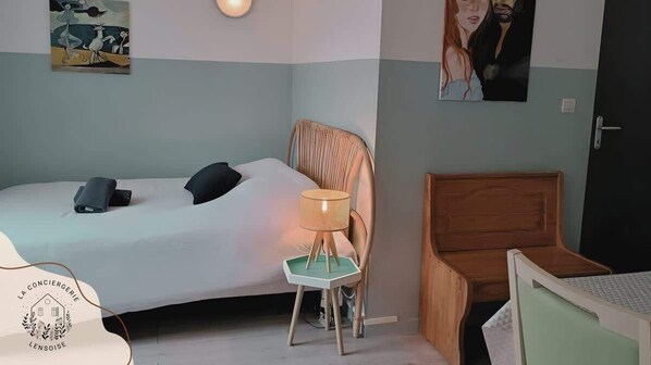 1 bedroom, bed sheets