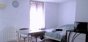 1 bedroom, bed sheets