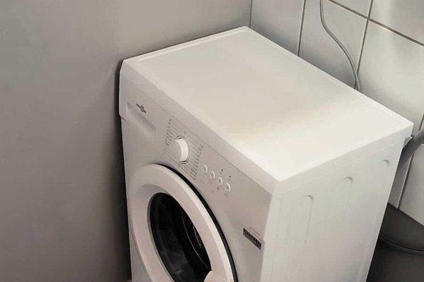 machine à laver, panier a linge et étendoir