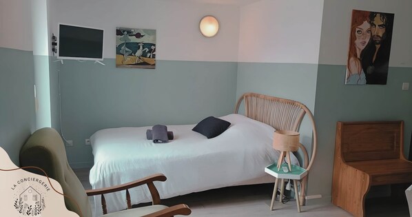 1 bedroom, bed sheets