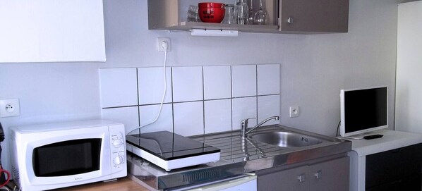 Fridge, microwave, stovetop, coffee/tea maker