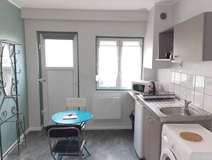 Frigorifero, microonde, piano cottura, macchina per tè/caffè