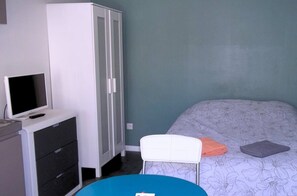 1 bedroom, bed sheets