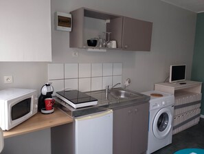 Frigorifero, microonde, piano cottura, macchina per tè/caffè