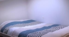 1 bedroom, bed sheets