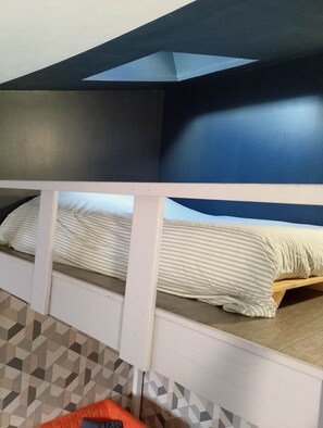 1 bedroom, bed sheets