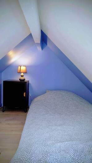 1 bedroom, bed sheets