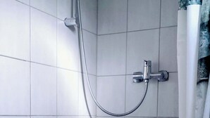A shower area with a tiled wall, a showerhead, and a drain. - LES COMBLES DE PIERRE 6, Bollaert, Fac, 1pers, parking (Lens)