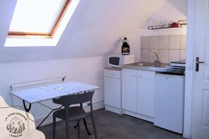 Réfrigérateur, micro-ondes, plaque de cuisson, cafetière/bouilloire