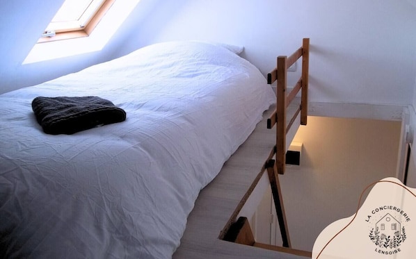 1 bedroom, bed sheets