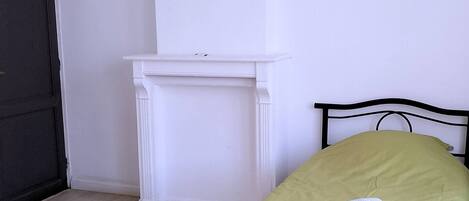 1 bedroom, bed sheets