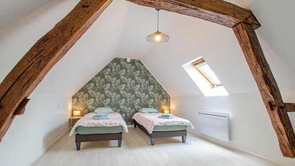 2 bedrooms, travel crib, free WiFi