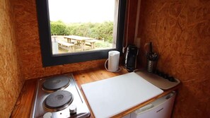 Fridge, stovetop, coffee/tea maker, cookware/dishes/utensils - Cabane ORION, refuge Eco- Naturel, Déconnection (Mont-Bernanchon)