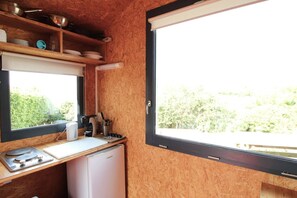 Refrigerador, parrilla de estufa y cafetera y tetera 