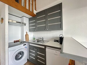 Réfrigérateur, four, batterie de cuisine, vaisselle et ustensiles