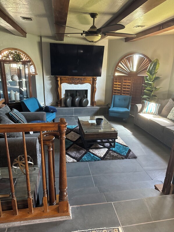 Smart TV, fireplace - Beautiful Vacation Home with Pool (Yuma)