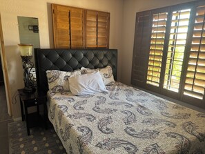 3 bedrooms, iron/ironing board, WiFi, bed sheets - Beautiful Vacation Home with Pool (Yuma)