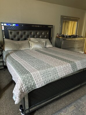 3 bedrooms, iron/ironing board, WiFi, bed sheets - Beautiful Vacation Home with Pool (Yuma)