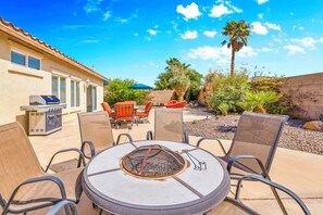 Outdoor dining - Mountain Breeze Home (Palm Springs)