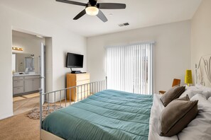 4 bedrooms, iron/ironing board, free WiFi, bed sheets - Mountain Breeze Home (Palm Springs)