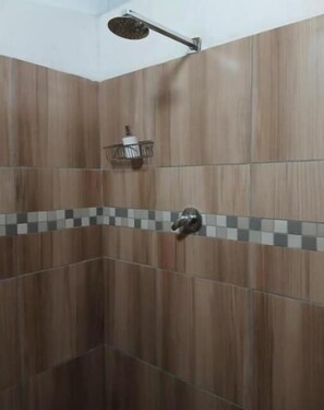 Dusj, hårføner, håndklær og såpe