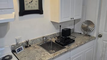 Micro-ondes, four, plaque de cuisson