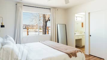 3 bedrooms, iron/ironing board, WiFi, bed sheets