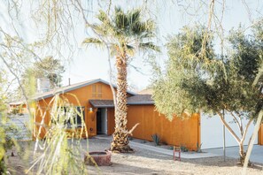 Exterior - Family Escape: Fenced in Yard, Pool, AC, Hot Tub, 2 Fire Pits, Hammocks, Quiet (Twentynine Palms)