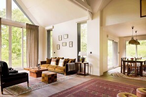 Fernseher, Kamin, Bücher, Stereoanlage