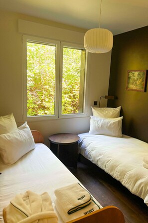 5 slaapkamers, een bureau, een strijkplank/strijkijzer, wifi