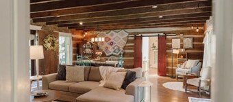 Historical and Spacious Shabby Cabin Retreat! Modern Amenities