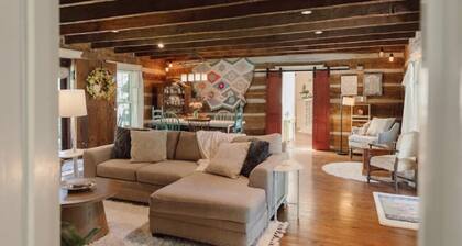 Historical and Spacious Shabby Cabin Retreat! Modern Amenities