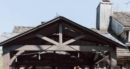 Secluded Historic Cabin Summer Camp Style Retreat!